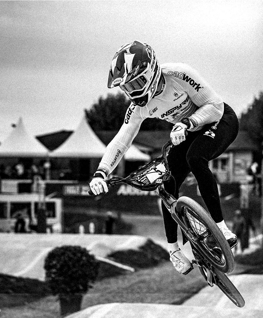 Mathis Ragot Richard en course de BMX