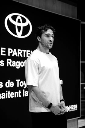 Mathis Ragot Richard devant l'écran de la soirée partenaire