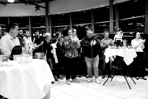 Les invités applaudissent pendant la soirée